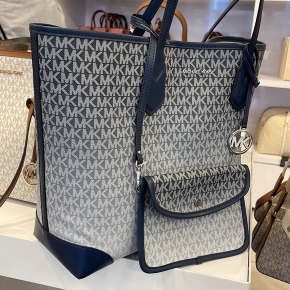 Michael Kors Eva Large Ombré Signature Logo Tote Bag
Navy
NWT - Picture 10 of 16